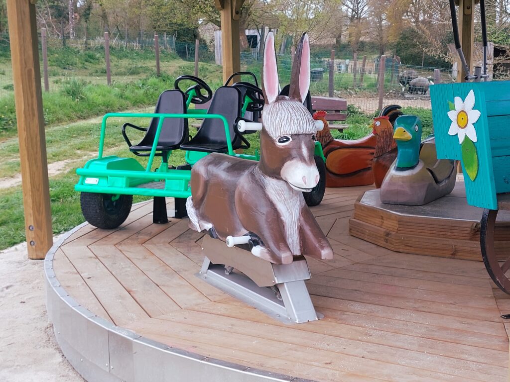 20260331_11Sculpture en bois – Âne du carrousel5512_m2 Âne sculpté en bois peint sur bascule Ludivert
