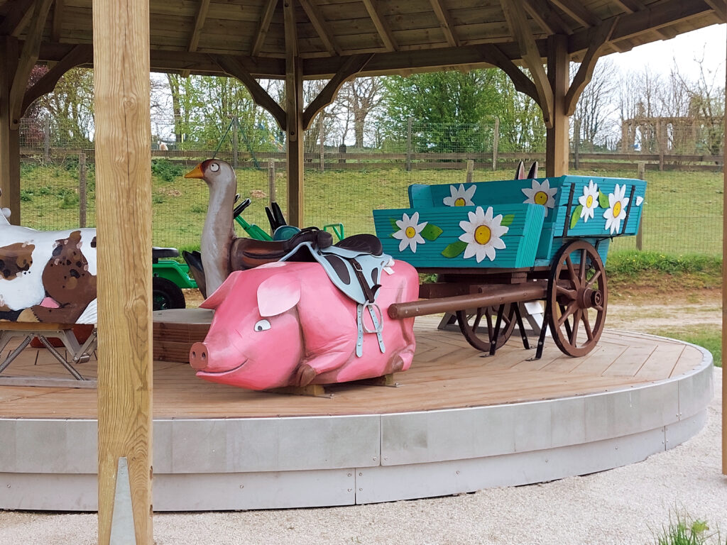 Sculpture en bois – Cochon du carrousel Cochon sculpté en bois peint sur carrousel Ludivert