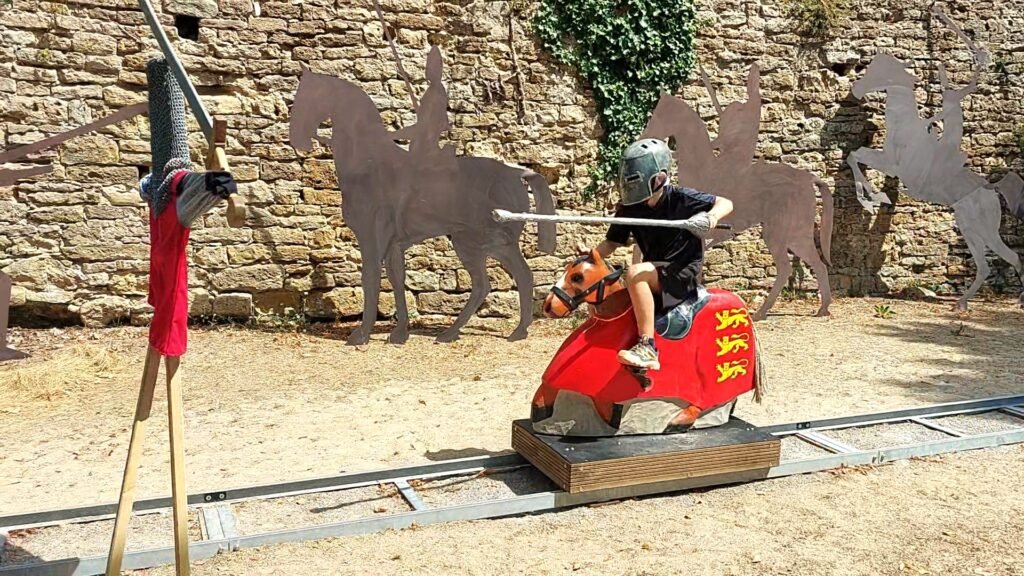 Mini_joute_en_action Enfant sur un cheval de la Minijoute Ludivert, attraction à énergie musculaire